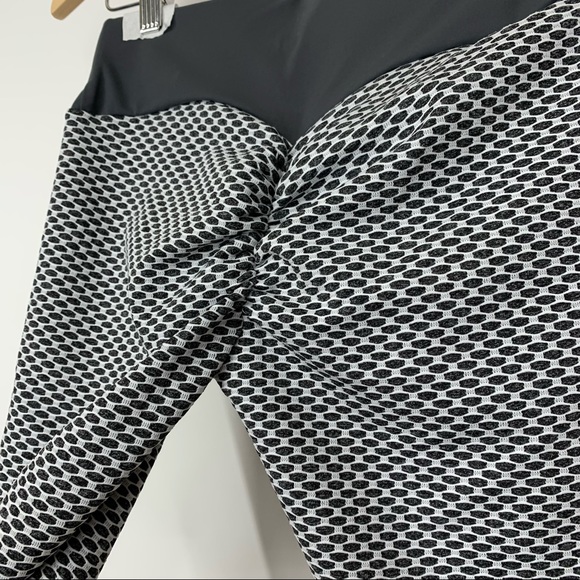 Honeycomb Scruch Booty Gray & White Leggings Mid To High Rise Medium - Picture 8 of 16